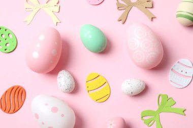 Paskalya yumurtaları ve renk arkaplanı dekorasyonu, üst görünüm