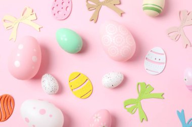 Paskalya yumurtaları ve renk arkaplanı dekorasyonu, üst görünüm