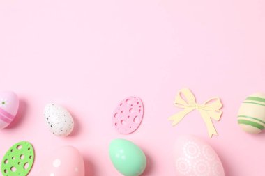Paskalya yumurtaları ve renk arkaplanı dekorasyonu, üst görünüm