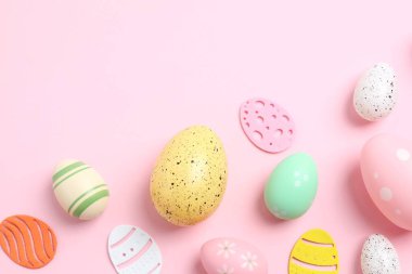 Paskalya yumurtaları ve renk arkaplanı dekorasyonu, üst görünüm