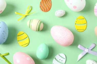 Paskalya yumurtaları ve renk arkaplanı dekorasyonu, üst görünüm