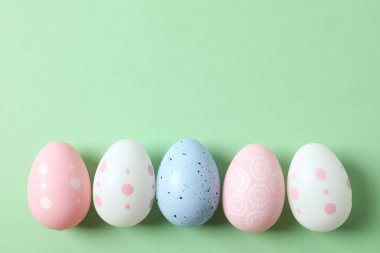 Renk arkaplanında Paskalya yumurtaları olan düz kompozisyon