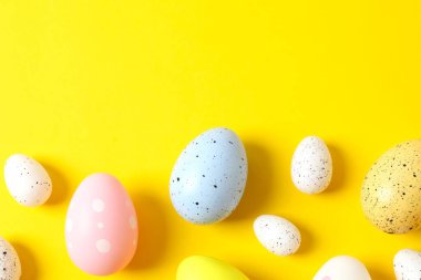 Renk arkaplanında Paskalya yumurtaları olan düz kompozisyon