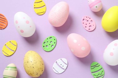 Paskalya yumurtaları ve renk arkaplanı dekorasyonu, üst görünüm