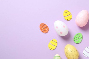 Paskalya yumurtaları ve renk arkaplanı dekorasyonu, üst görünüm