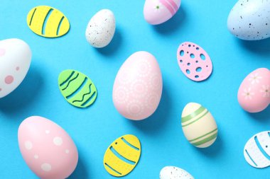 Paskalya yumurtaları ve renk arkaplanı dekorasyonu, üst görünüm