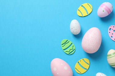 Paskalya yumurtaları ve renk arkaplanı dekorasyonu, üst görünüm