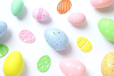 Paskalya yumurtaları ve renk arkaplanı dekorasyonu, üst görünüm