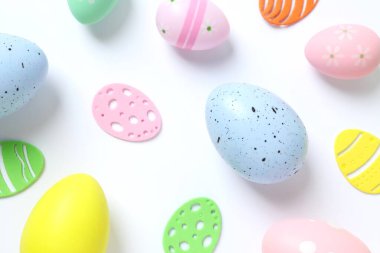 Paskalya yumurtaları ve renk arkaplanı dekorasyonu, üst görünüm