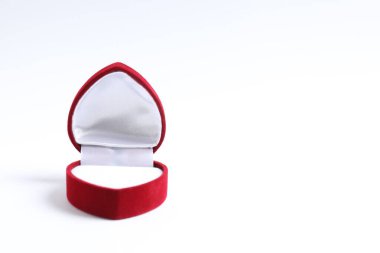 Beyaz arka plan üzerinde izole mücevher kutusu