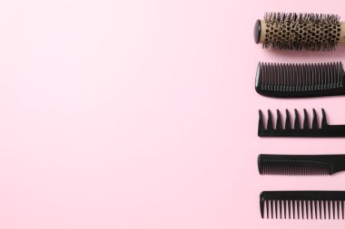 Renk arkaplanı, üst görünüm profesyonel tarak ve kuaför araçları