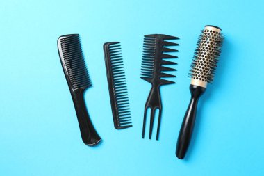 Renk arkaplanı, üst görünüm profesyonel tarak ve kuaför araçları