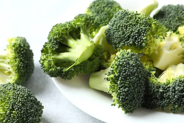 Işık masasındaki kasede taze yeşil brokoli.