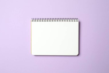 Renk arkaplanı üzerine not defteri, metin için boşluk