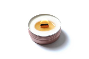 Aromatik soya mumu, ahşap fitili beyaz üzerine izole edilmiş.