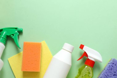 Renk arkaplanı ve üst görünümde birçok farklı ev temizleme ürünleri