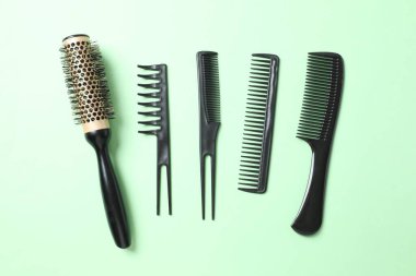 Renk arkaplanı, üst görünüm profesyonel tarak ve kuaför araçları