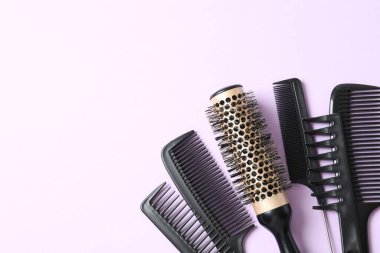 Renk arkaplanı, üst görünüm profesyonel tarak ve kuaför araçları