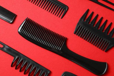 Renk arkaplanı, üst görünüm profesyonel tarak ve kuaför araçları