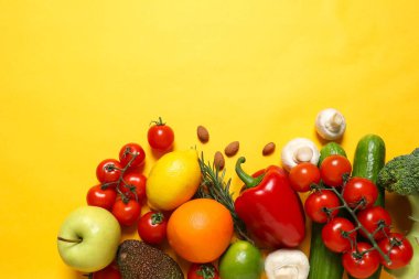 Temiz sağlıklı yeme alışkanlıkları konsepti. Meyveler, otlar, yeşiller ve sebzeler, renkli, sulu organik detoks meyve suyu malzemeleri, renk arkaplanı. Vejetaryen diyet yemekleri.