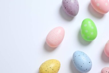 Beyaz arka planda Paskalya yumurtaları, üst manzara
