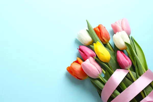 Renk arka plan üzerinde güzel taze laleler