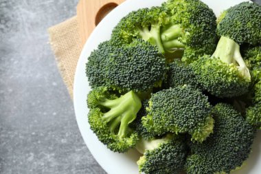 Tabakta taze yeşil brokoli