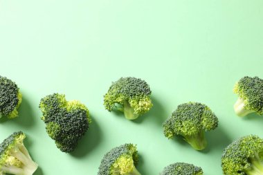 Arkaplanda taze yeşil brokoli