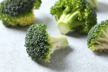 Gri arkaplanda taze yeşil brokoli