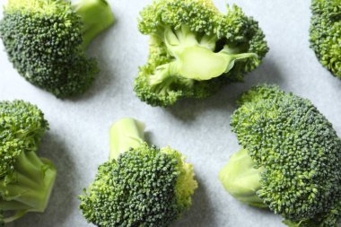 Gri arkaplanda taze yeşil brokoli