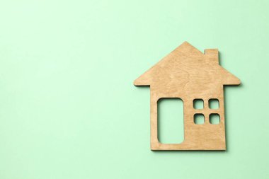 Renkli arka planda ahşap ev