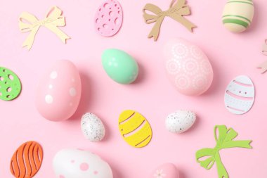 Paskalya yumurtaları ve renk arkaplanı dekorasyonu, üst görünüm