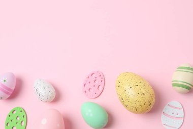 Paskalya yumurtaları ve renk arkaplanı dekorasyonu, üst görünüm
