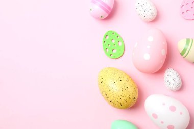 Paskalya yumurtaları ve renk arkaplanı dekorasyonu, üst görünüm