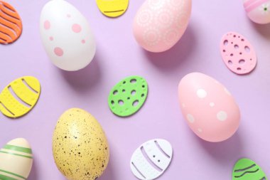 Paskalya yumurtaları ve renk arkaplanı dekorasyonu, üst görünüm