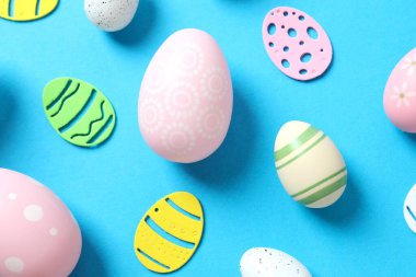 Paskalya yumurtaları ve renk arkaplanı dekorasyonu, üst görünüm