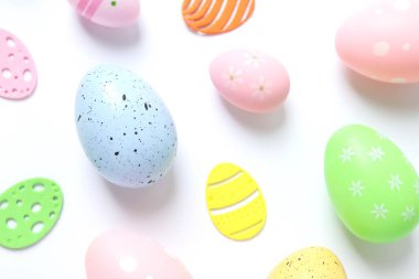 Paskalya yumurtaları ve renk arkaplanı dekorasyonu, üst görünüm