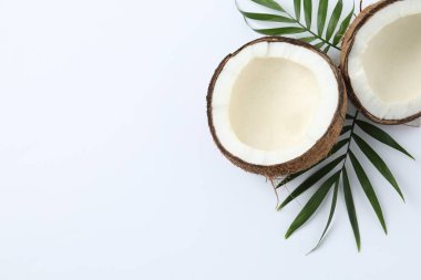 Ahşap arka planda yaprakları olan hindistan cevizi