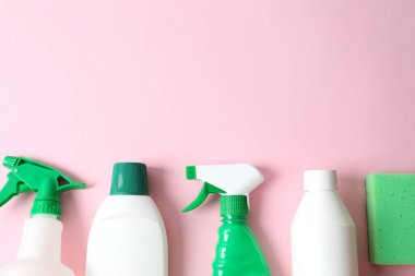 Renk arkaplanı ve üst görünümde birçok farklı ev temizleme ürünleri