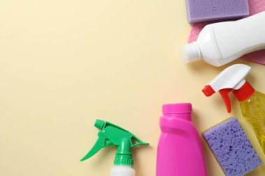 Renk arkaplanı ve üst görünümde birçok farklı ev temizleme ürünleri