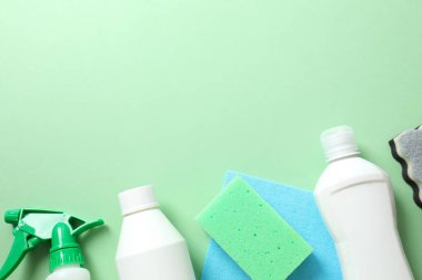 Renk arkaplanı ve üst görünümde birçok farklı ev temizleme ürünleri