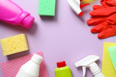 Renk arkaplanı ve üst görünümde birçok farklı ev temizleme ürünleri