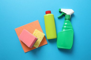 Renk arkaplanı ve üst görünümde birçok farklı ev temizleme ürünleri