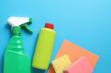Renk arkaplanı ve üst görünümde birçok farklı ev temizleme ürünleri