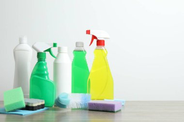 Masada birçok farklı ev temizleme ürünleri var.