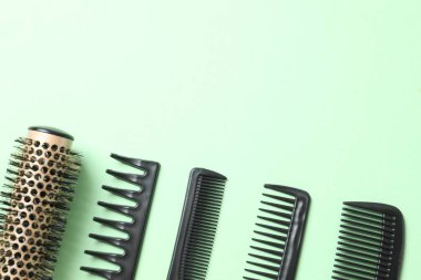 Renk arkaplanı, üst görünüm profesyonel tarak ve kuaför araçları