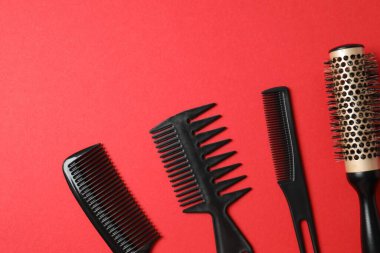 Renk arkaplanı, üst görünüm profesyonel tarak ve kuaför araçları