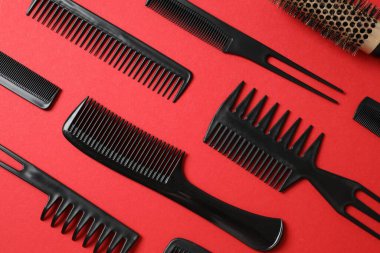 Renk arkaplanı, üst görünüm profesyonel tarak ve kuaför araçları