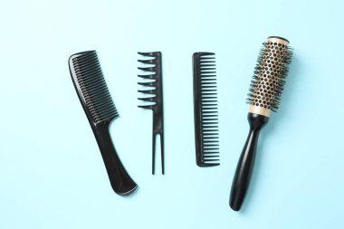 Renk arkaplanı, üst görünüm profesyonel tarak ve kuaför araçları