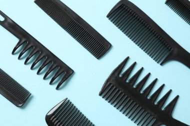 Renk arkaplanı, üst görünüm profesyonel tarak ve kuaför araçları